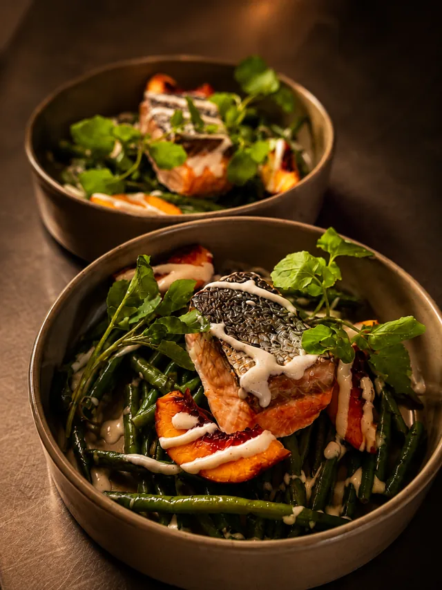Pavé de saumon rôti, haricots verts et pêches grillées servi au Restaurant L’Estang à Montauban